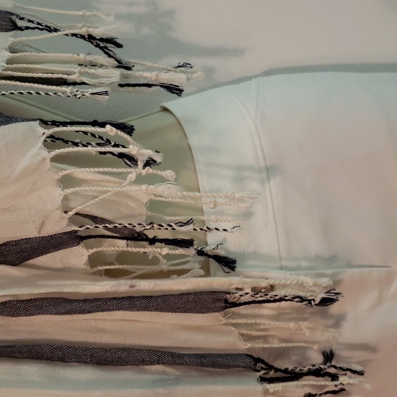 60in. x 28in. Scarf.  It is in excellent condition. - Picture 3 of 4